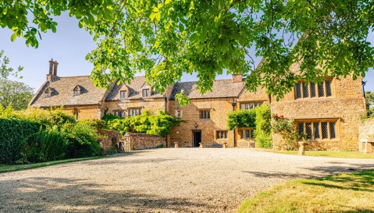 Direct Booking Gains Momentum as Airbnb Commission Rises for Large Holiday Stays